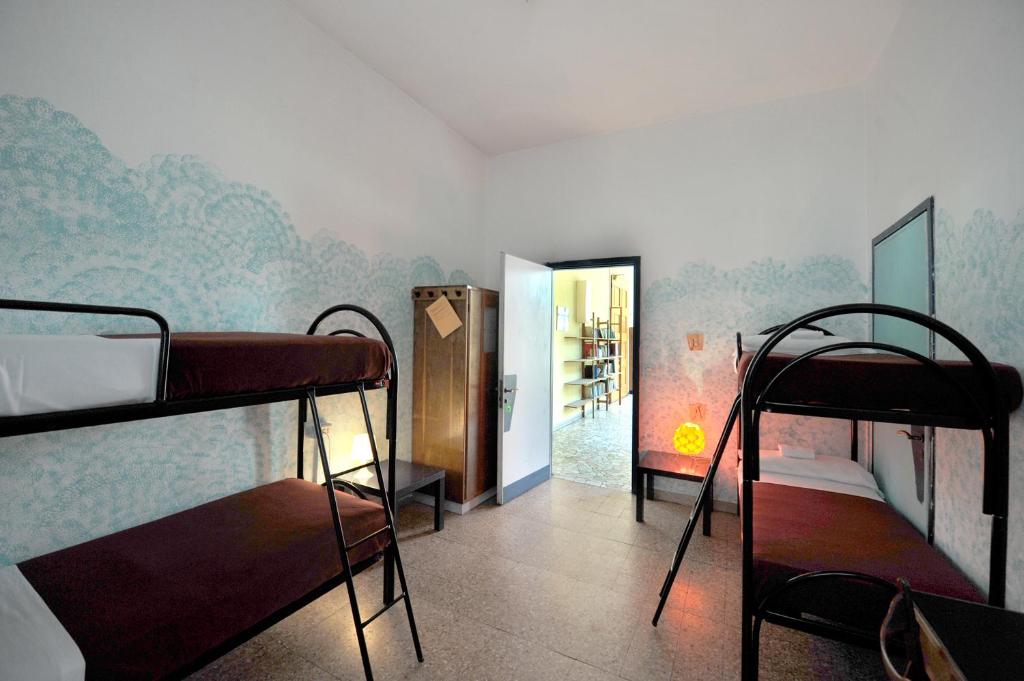 OstellOlinda - Letto Singolo In Dormitorio Misto Con 4 Letti
