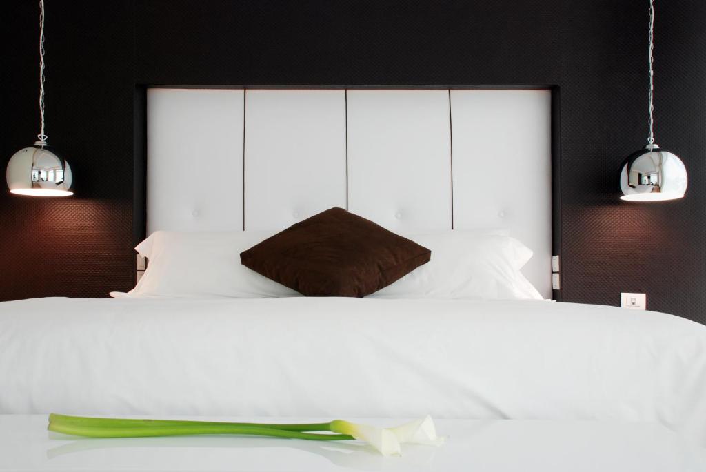 Postel nebo postele na pokoji v ubytování Le Parc Hotel, Beyond Stars