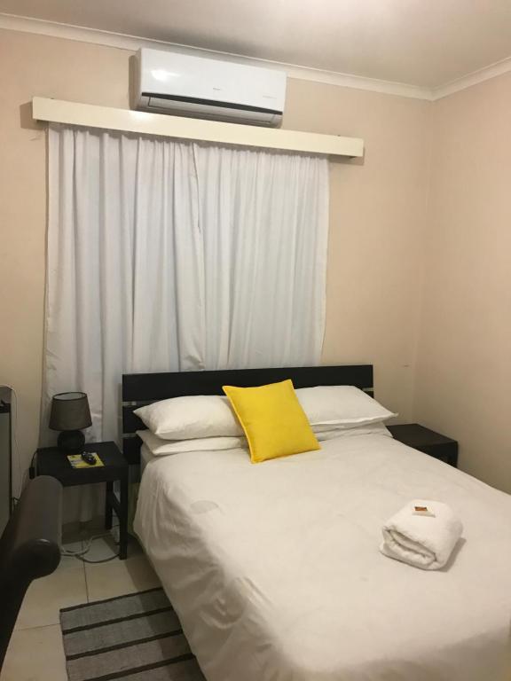 Essence of Africa Guesthouse tesisinde bir odada yatak veya yataklar