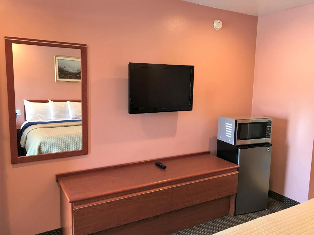 TV a/nebo společenská místnost v ubytování Bestway Inn