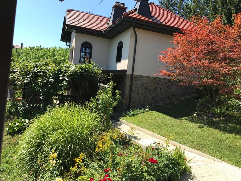 Zgornji LeskovecにあるWine & Nature & Tourの花の庭園のある小さな家