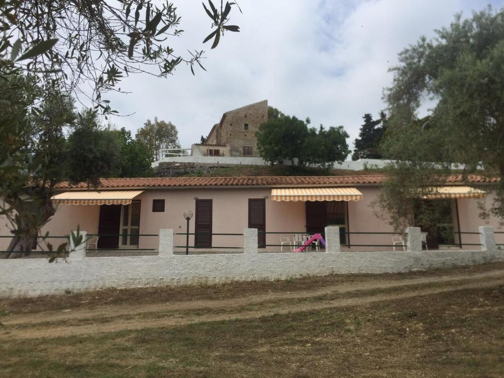 una casa con un edificio en el fondo en Vecchia Fattoria Case Vacanza al mare, en Belvedere Marittimo