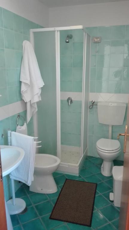 łazienka z prysznicem, toaletą i umywalką w obiekcie Agriturismo Costiera Amalfitana w mieście Tramonti