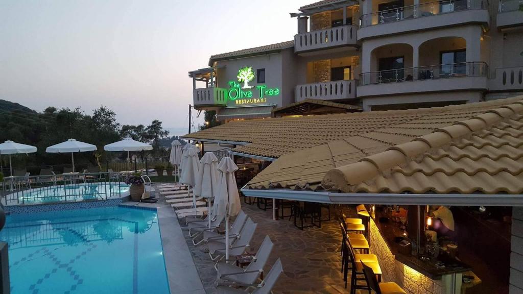 Bassein majutusasutuses Adams Hotel või selle lähedal