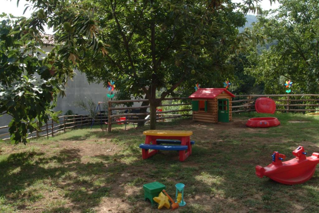 plac zabaw dla dzieci z drzewem i placem zabaw w obiekcie Agriturismo Costiera Amalfitana w mieście Tramonti