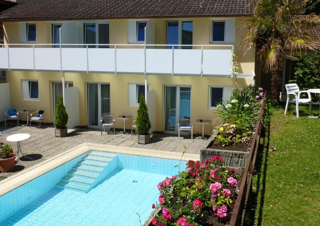Bazén v ubytování Hotel Alpenblick Garni nebo v jeho okolí