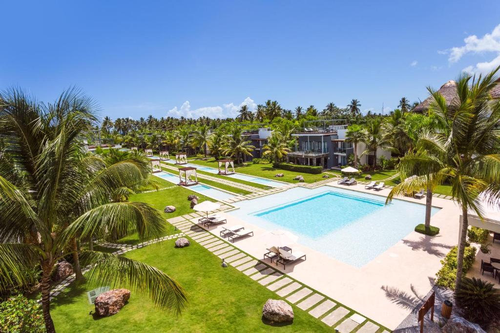 una vista aérea de una piscina del complejo con palmeras en Apartment in Sublime Samana Résidence en Las Terrenas