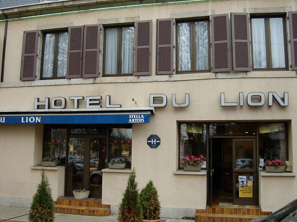 una señal de hotel du lion en el lateral de un edificio en Hôtel du Lion en Vesoul