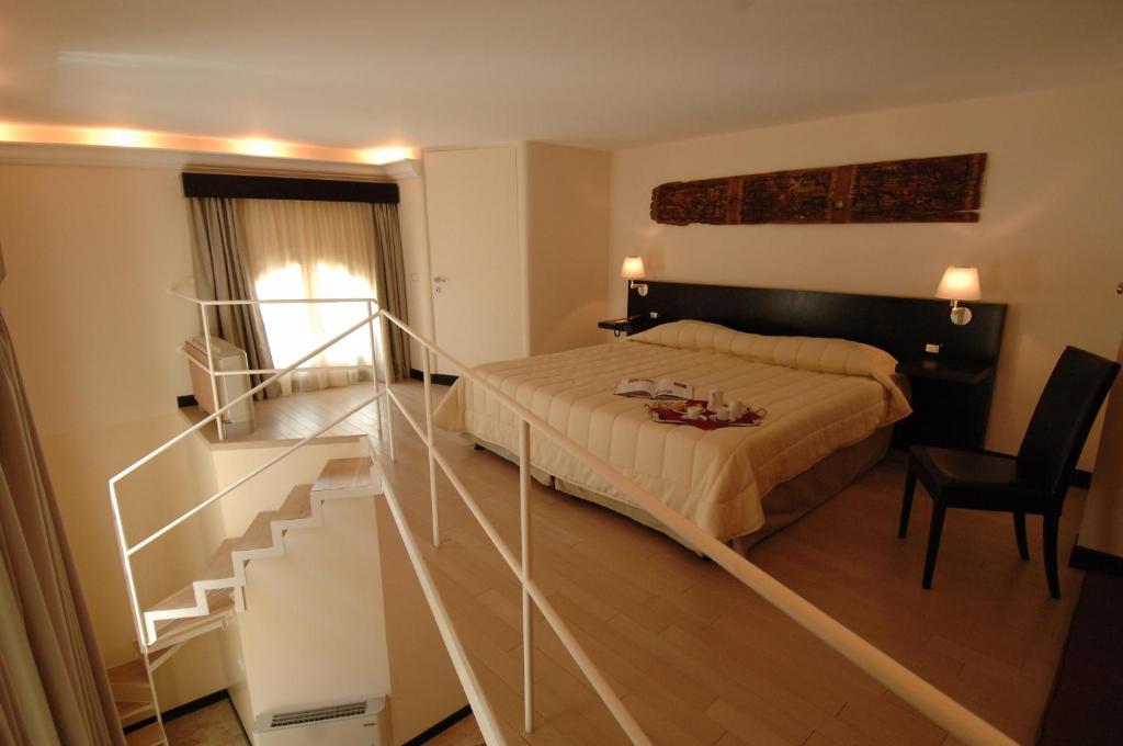 Un pat sau paturi într-o cameră la Ucciardhome Hotel