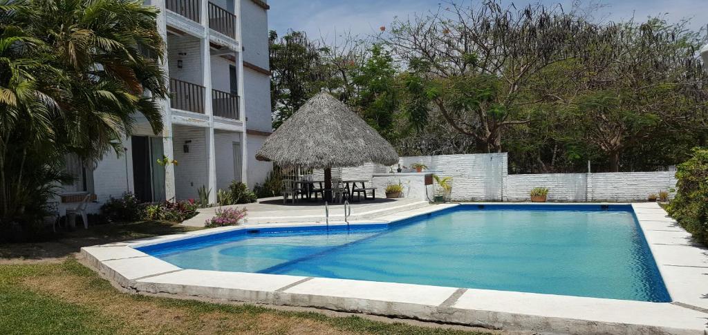 une piscine devant un bâtiment dans l'établissement Paseo Vallarta, à Bucerías