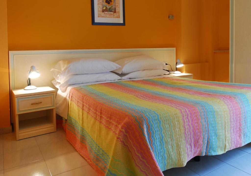 Łóżko lub łóżka w pokoju w obiekcie Hotel Michelangelo