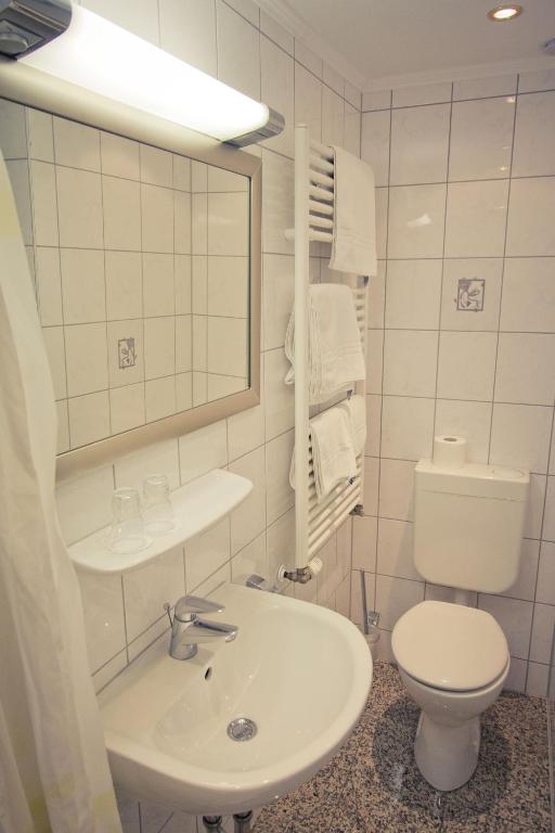 Koupelna v ubytování Hotel Weinhaus Weis