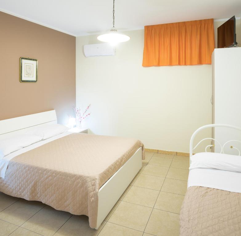 カンパーニャにあるIl Castagnetoのベッドルーム1室(ベッド2台、窓付)