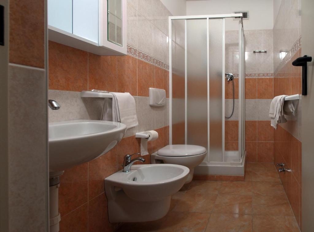 łazienka z umywalką, toaletą i prysznicem w obiekcie Hotel Michelangelo w mieście Teramo