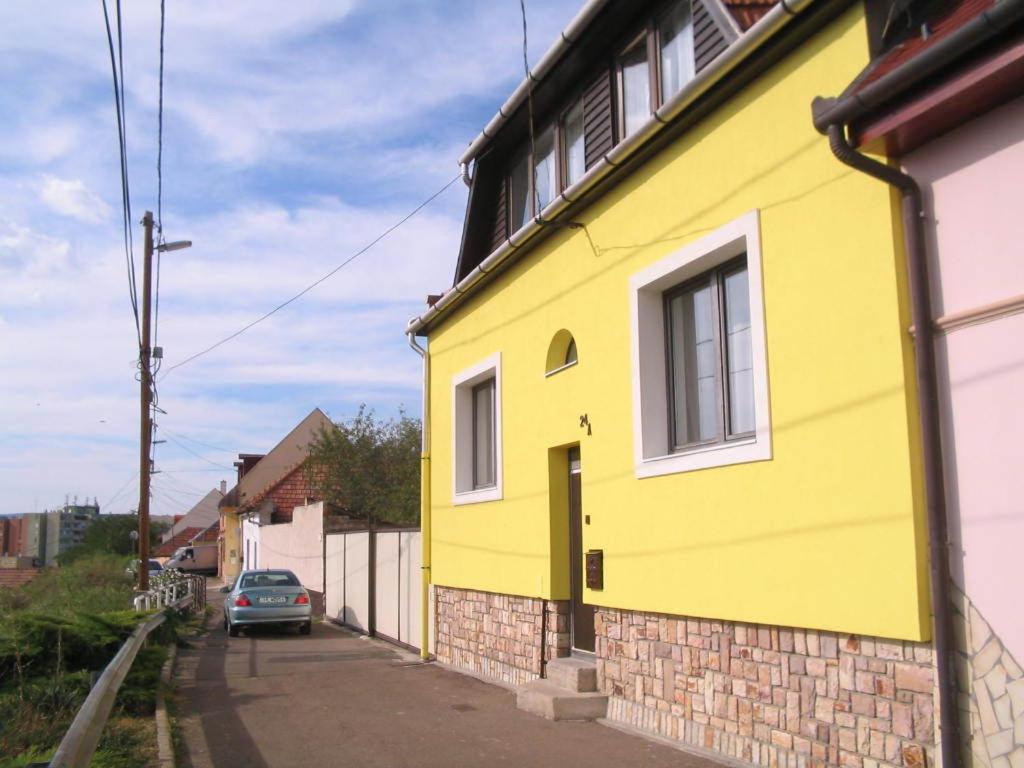żółty dom po stronie ulicy w obiekcie Burg Eger w Egerze