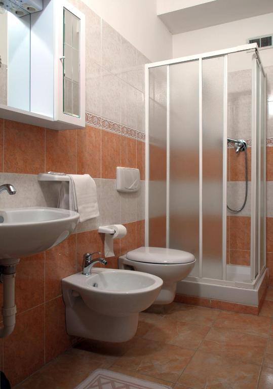 łazienka z toaletą, umywalką i prysznicem w obiekcie Hotel Michelangelo w mieście Teramo