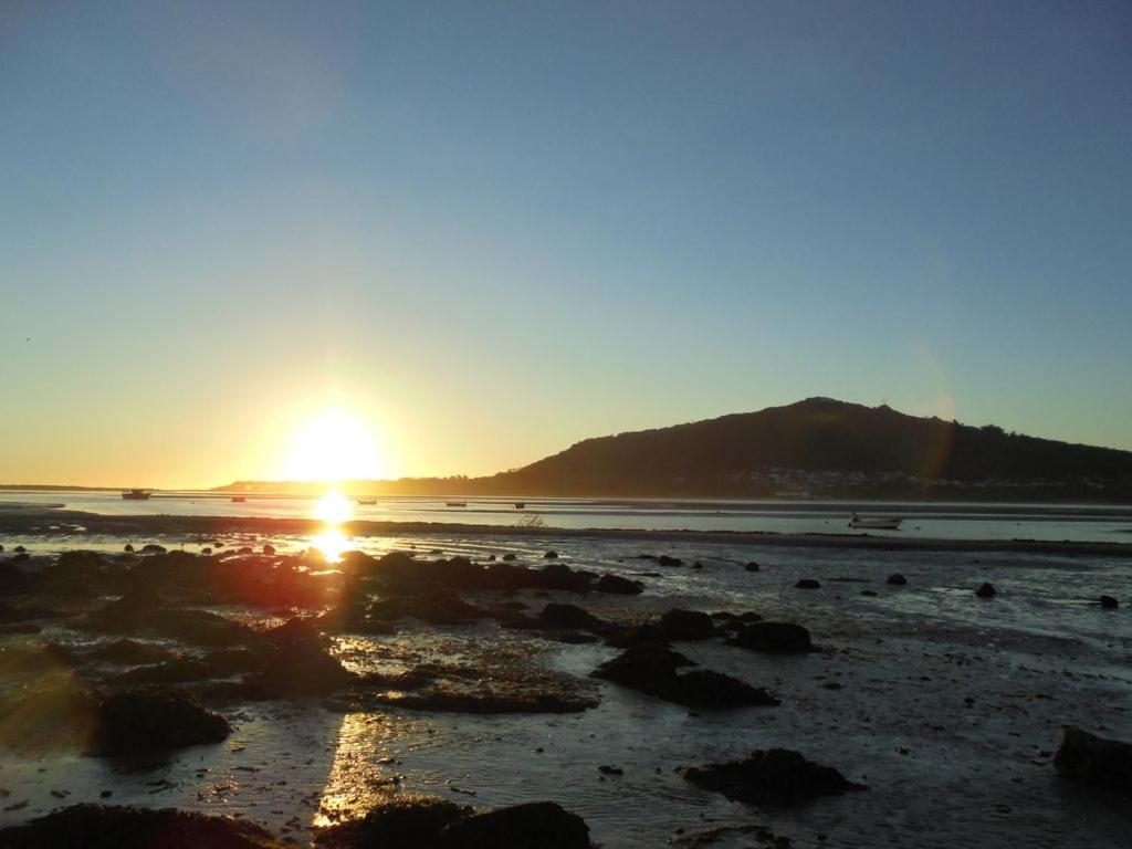 カミーニャにあるVaranda do Minhoの山を背景に沈む夕日