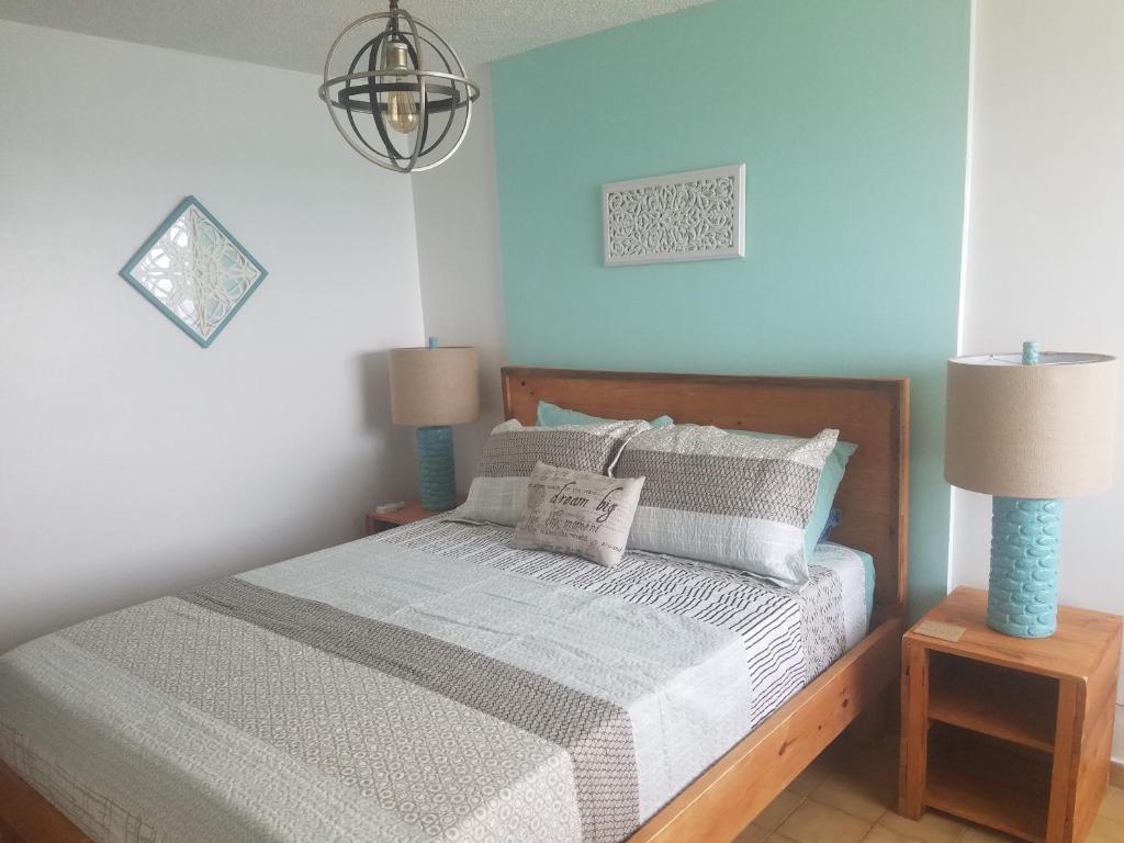 Postel nebo postele na pokoji v ubytování Beach front apartment in Luquillo