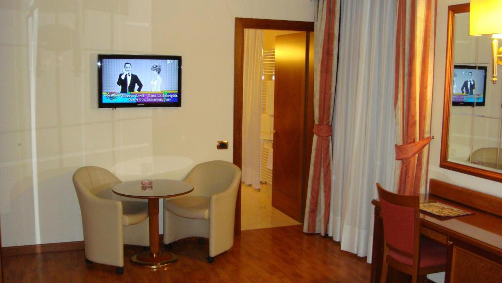 TV a/nebo společenská místnost v ubytování Albergo Corona