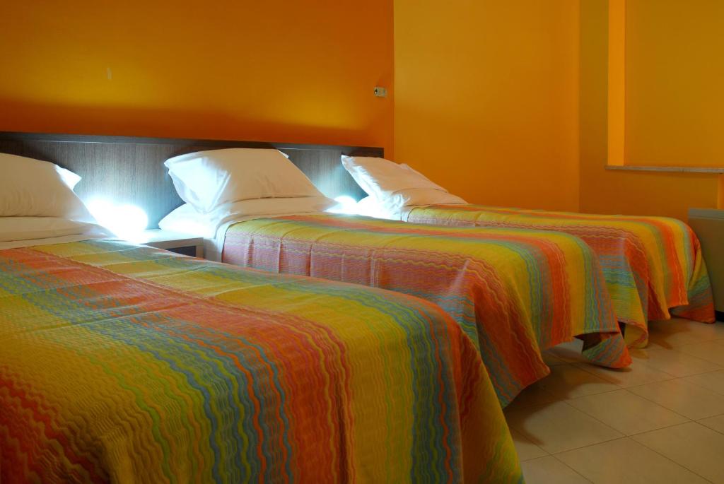 Łóżko lub łóżka w pokoju w obiekcie Hotel Michelangelo