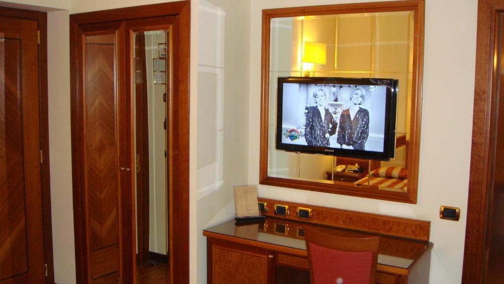 TV a/nebo společenská místnost v ubytování Albergo Corona