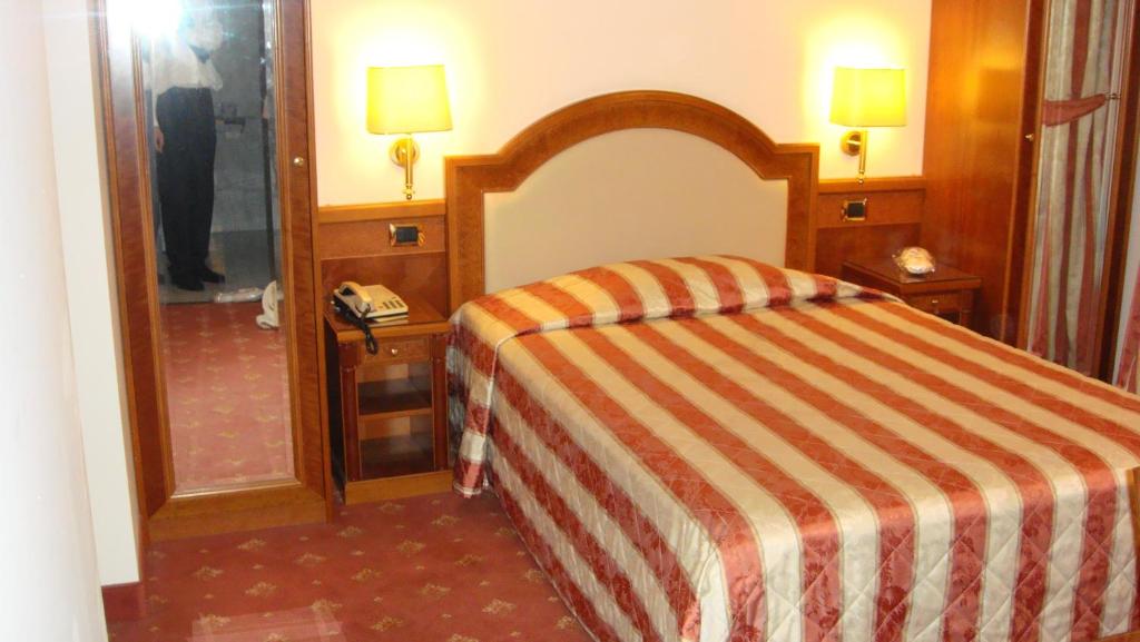 Postel nebo postele na pokoji v ubytování Albergo Corona