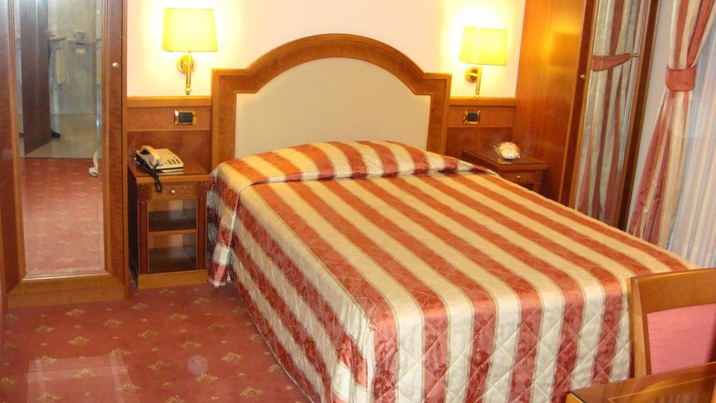 Postel nebo postele na pokoji v ubytování Albergo Corona