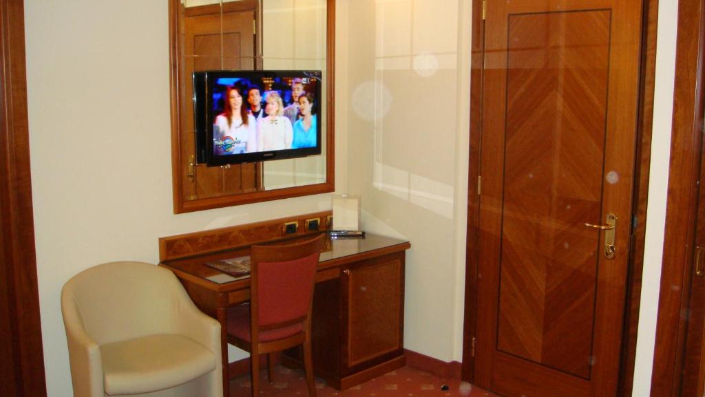 TV a/nebo společenská místnost v ubytování Albergo Corona