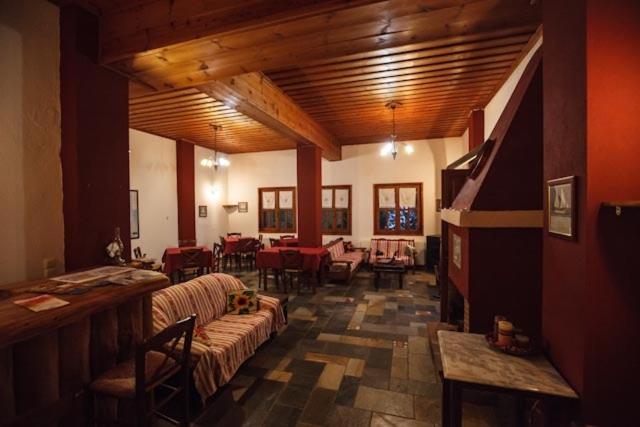 een woonkamer met banken en een eetkamer bij Guesthouse Rousis in Zagora