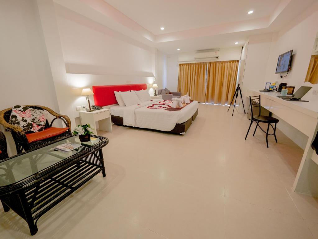 Postel nebo postele na pokoji v ubytování Armoni Patong Beach Hotel
