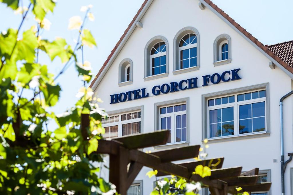 a building with the hotel cooper rock at Hotel Gorch Fock in Timmendorfer Strand