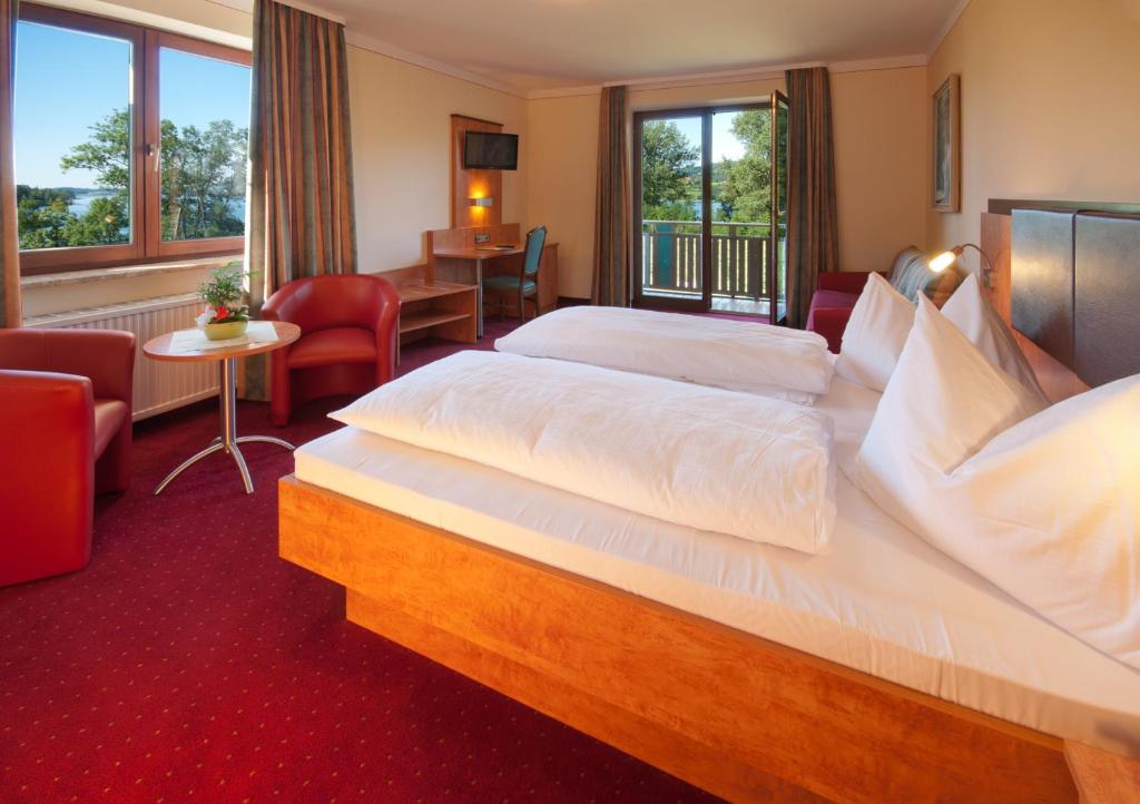 Postel nebo postele na pokoji v ubytování Seehotel Garni Pöllmann