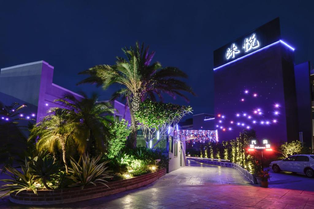 una vista nocturna de un edificio con luces de Navidad en M Hotel en Caotun