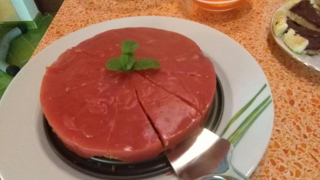 un pastel rojo en un plato en una mesa en B&B Casacasina, en Monzambano