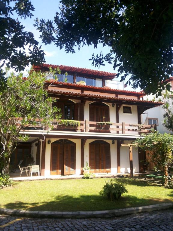 a view of the house from the garden at Loft Verde Chic na Barra da Tijuca in Rio de Janeiro