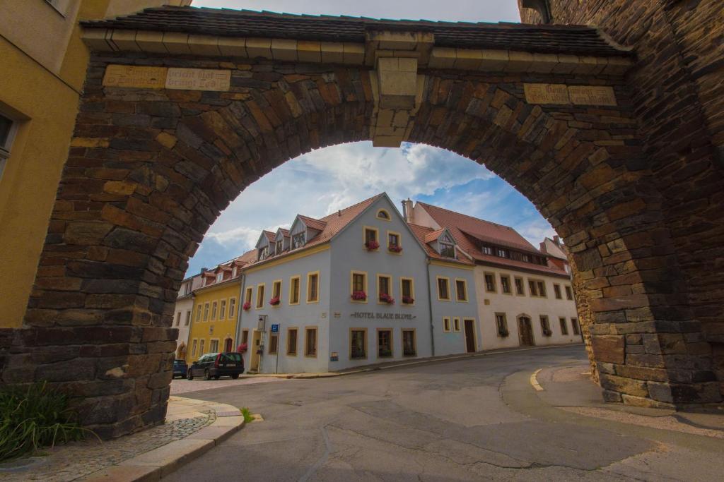 un arco sobre una calle en una ciudad en Hotel Blaue Blume, en Freiberg