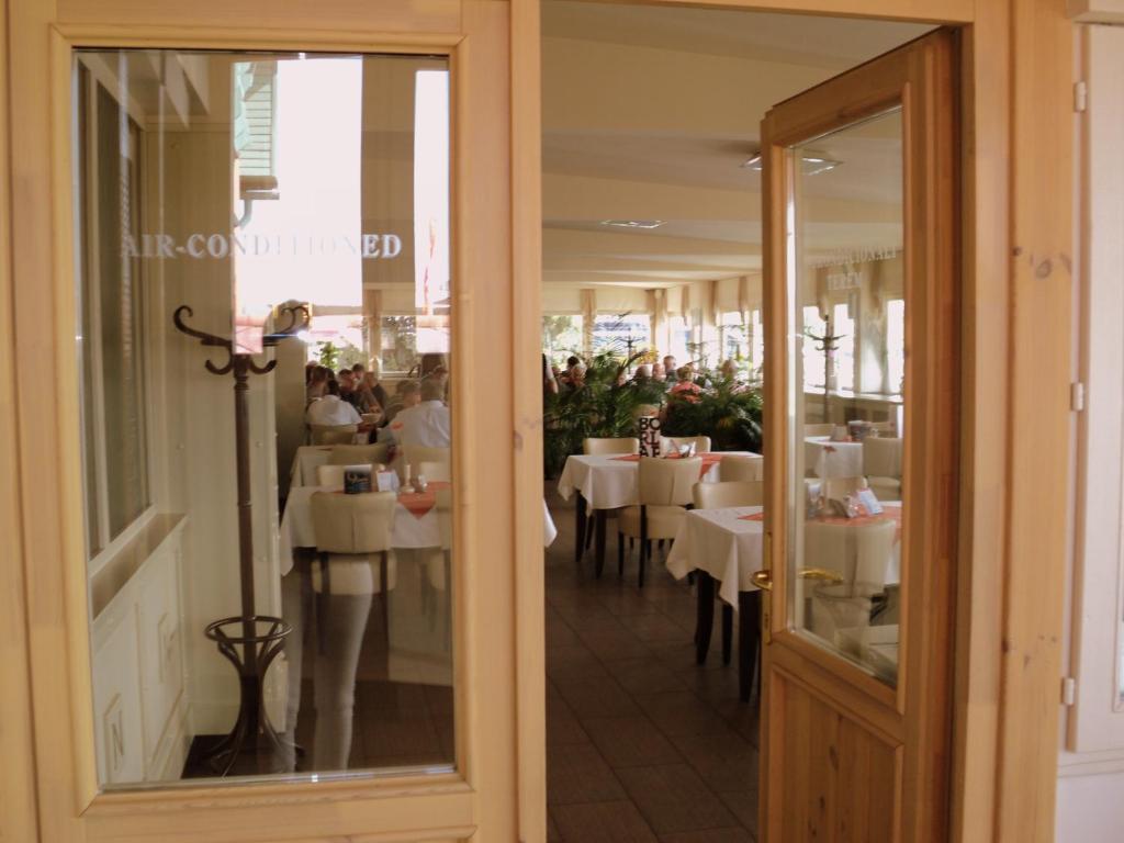 Reštaurácia alebo iné gastronomické zariadenie v ubytovaní Nimród Hotel és Ètterem