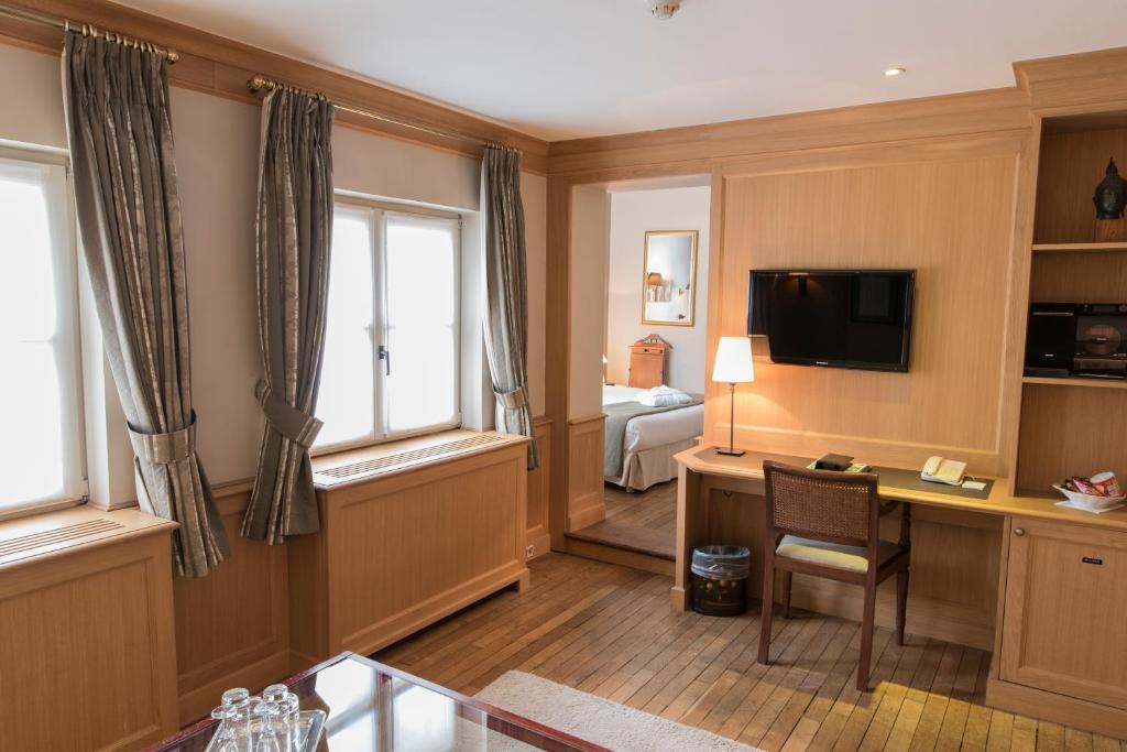 TV a/nebo společenská místnost v ubytování Hotel Le Dixseptième