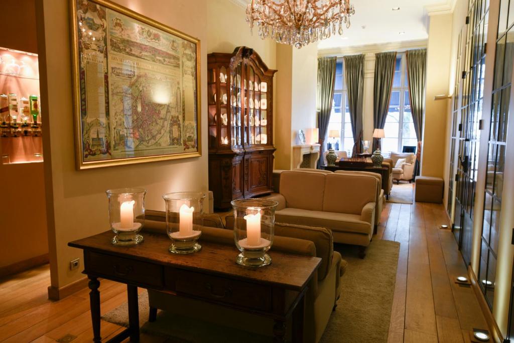 - un salon avec deux bougies sur une table dans l'établissement Hôtel Le Dixseptième, à Bruxelles
