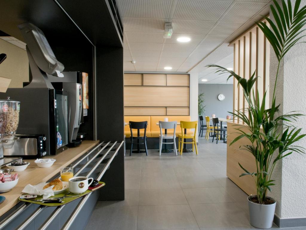 Kuchyň nebo kuchyňský kout v ubytování B&B HOTEL Saint-Quentin