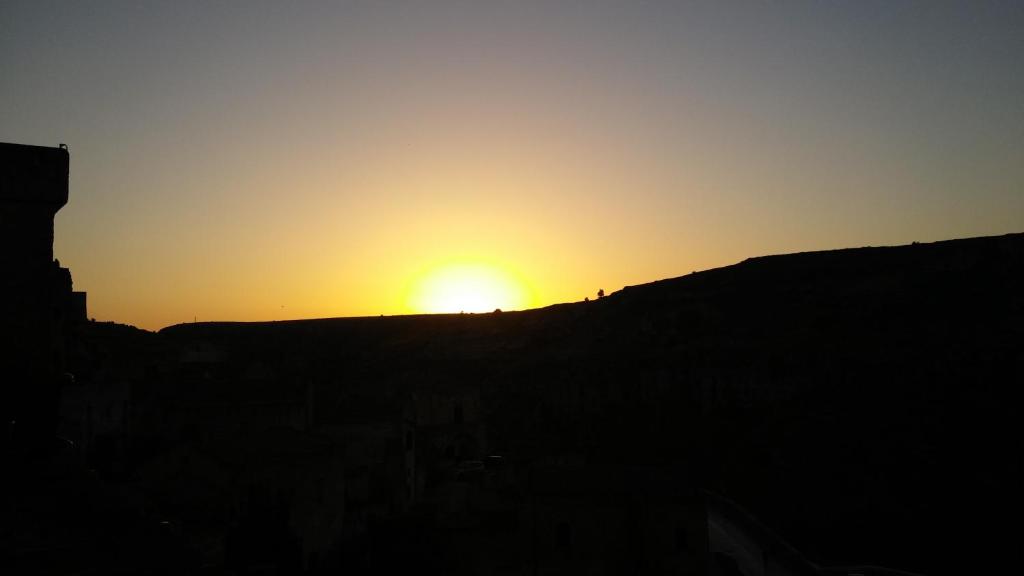 - un coucher de soleil sur une colline dans l'établissement Tutte le Albe nei Sassi, à Matera