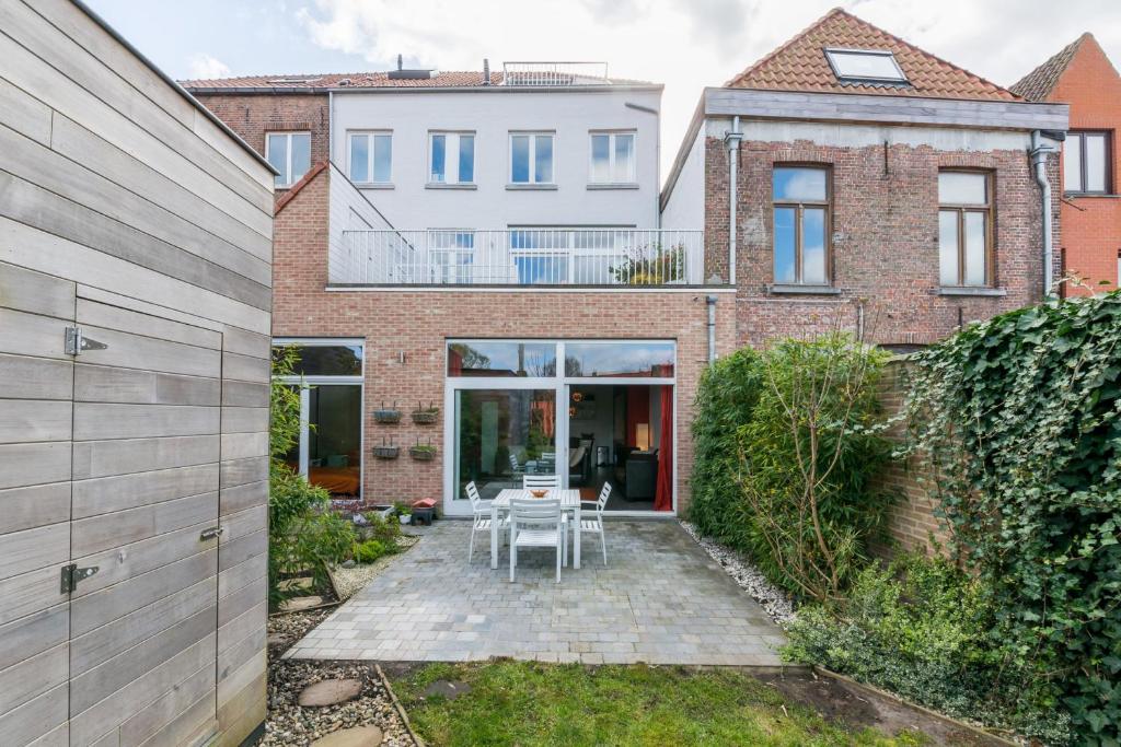 wewnętrzny widok domu z patio ze stołem w obiekcie Guesthouse De Roode w Brugii