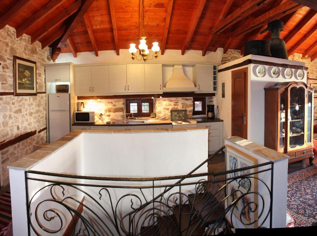 KallirákhiにあるAnnousa's Houseの白い島の広いキッチンが備わる客室です。