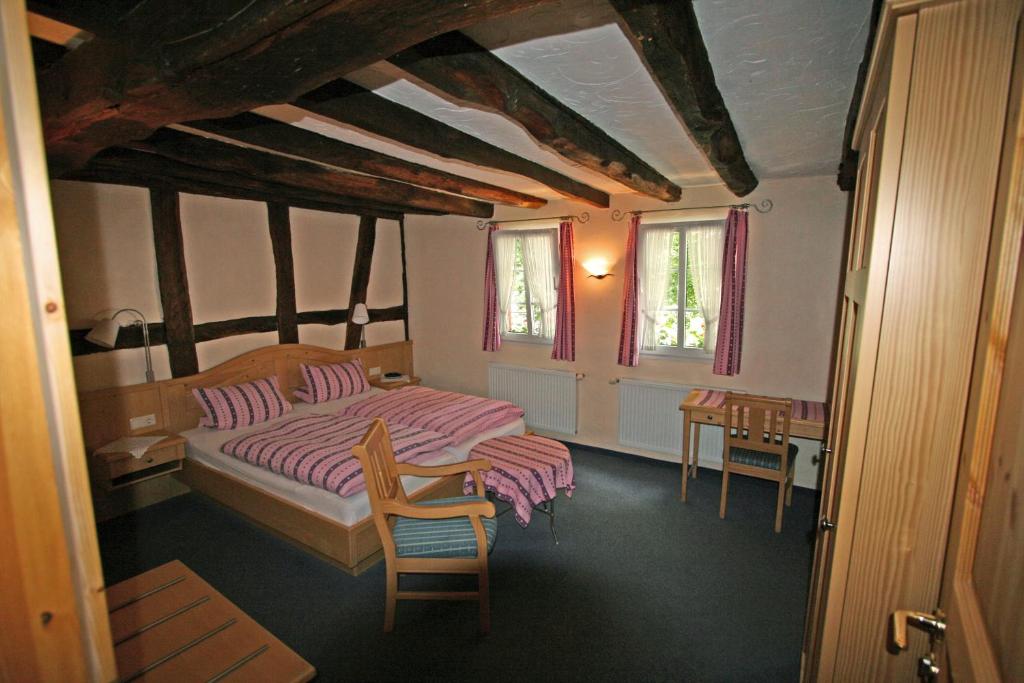 Postel nebo postele na pokoji v ubytování Hotel Garni Lindenmühle