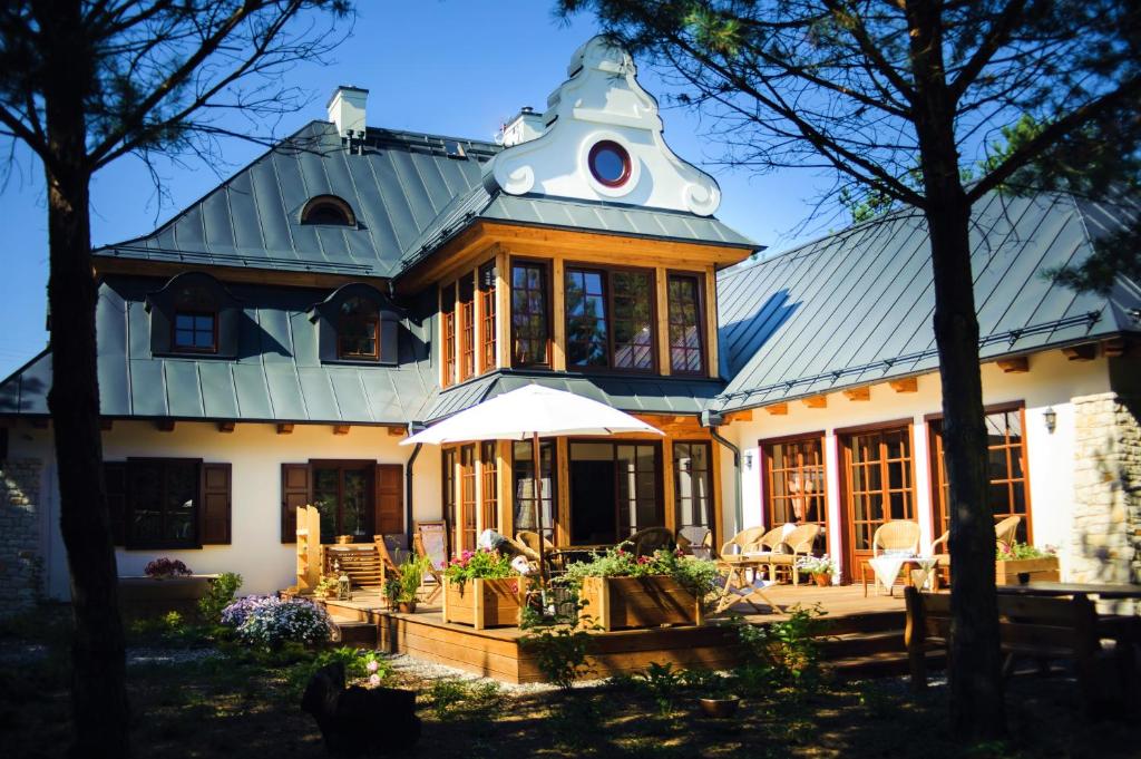 une maison avec un toit qui a un chien dessus dans l'établissement Dworek Kazimierski, à Kazimierz Dolny