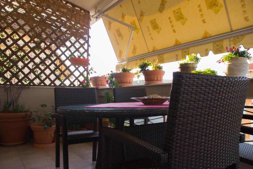 ケラモティにあるGeorge and Mary's Houseの鉢植えのテーブルと椅子