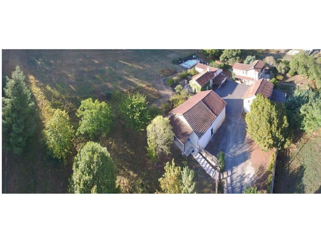 uma vista aérea de uma casa num campo em Les gites de Pétrocoriis em Boulazac