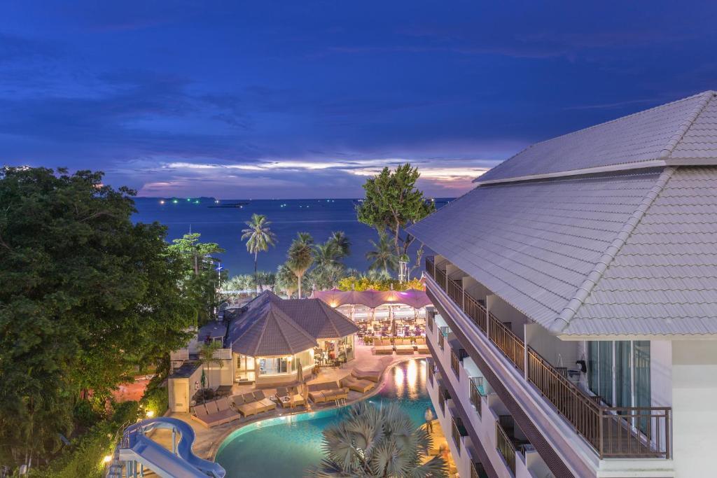 Pattaya Discovery Beach Hotel - SHA Extra Plus في باتايا سنترال: اطلالة جوية على منتجع مع مسبح