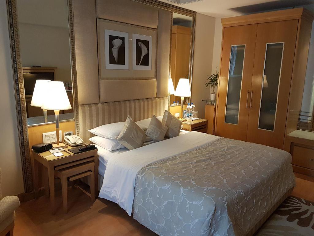 Postel nebo postele na pokoji v ubytování Park Plaza Gurgaon