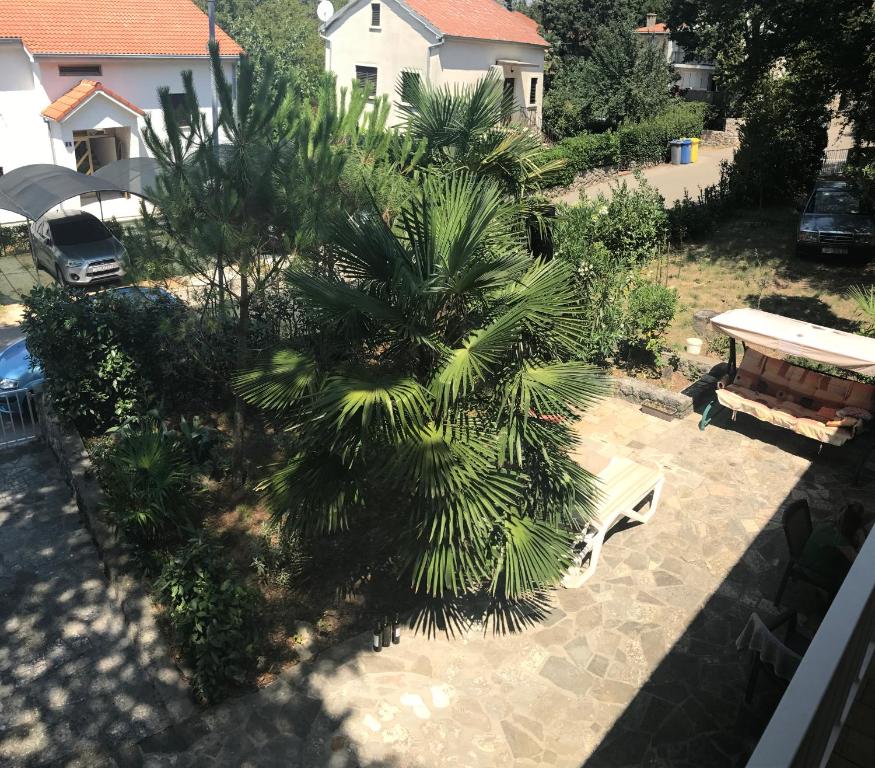 Vonkajšia záhrada v ubytovaní Apartmani Dvojak Njivice